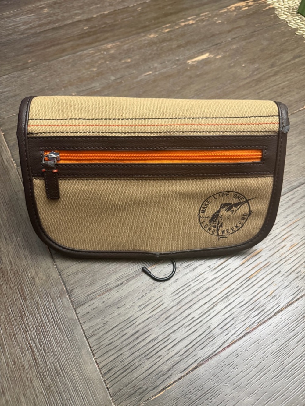 Tommy Bahama Travel Personal Hanging Bag With Multiple Pockets